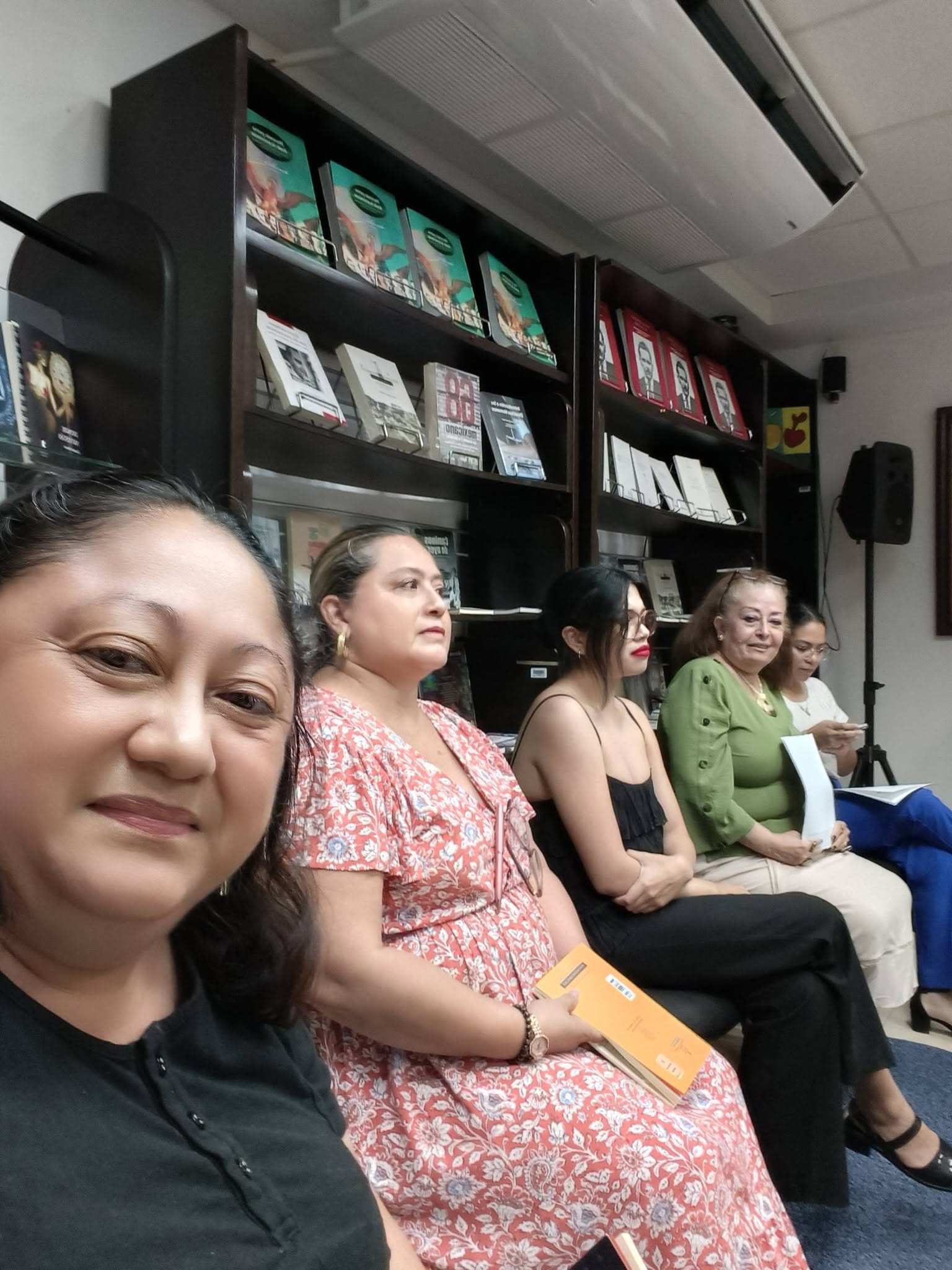 Mesa de Honor en Librería Universitaria UJAT